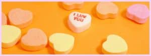Des pilules en forme de coeur sur fond orange