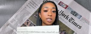 Kelsey Russel en train de lire le NY Times sur TikTok