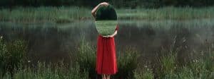 Femme se cachant derrière un miroir