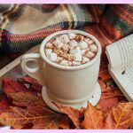 Une tasse pleine de chocolat chaud