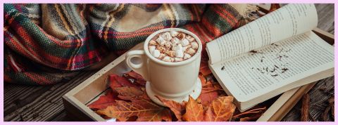 Une tasse pleine de chocolat chaud