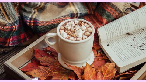 Une tasse pleine de chocolat chaud