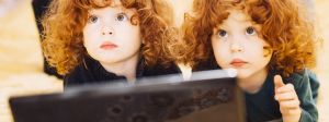 Deux filles rousses qui regardent un écran