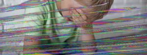 Un enfant sur une image brouillée