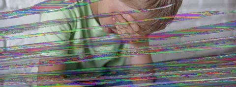 Un enfant sur une image brouillée