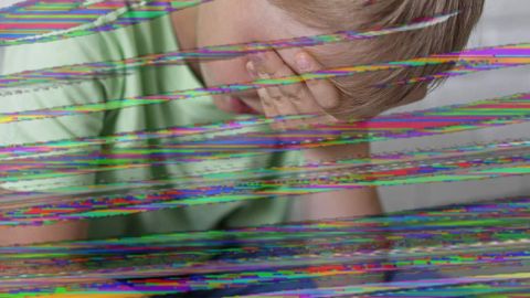 Un enfant sur une image brouillée