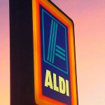 Une enseigne Aldi sur un ciel rose de fin de journée