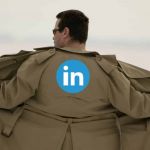 Homme de dos avec un imperméable ouvert- Logo LinkedIn au dos de l'imperméable
