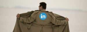Homme de dos avec un imperméable ouvert- Logo LinkedIn au dos de l'imperméable