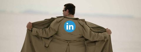 Homme de dos avec un imperméable ouvert- Logo LinkedIn au dos de l'imperméable