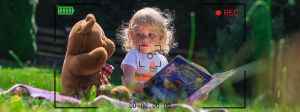 une petite fille filmée par une caméra