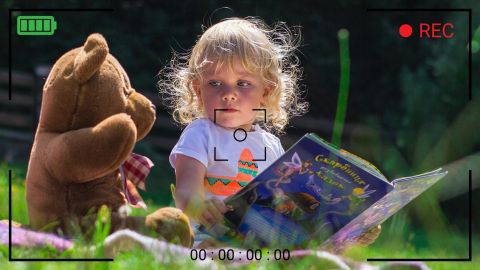 une petite fille filmée par une caméra
