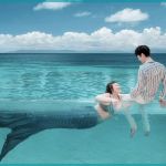 Une femme déguisée en sirène dans une piscine
