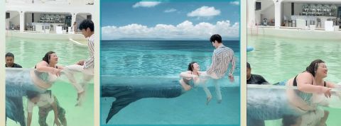 Une femme déguisée en sirène dans une piscine