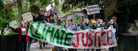 Jeunes manifestants tenant une banderole : climate justice