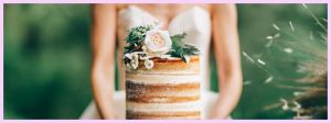Un gâteau de mariage tenue par une mariée