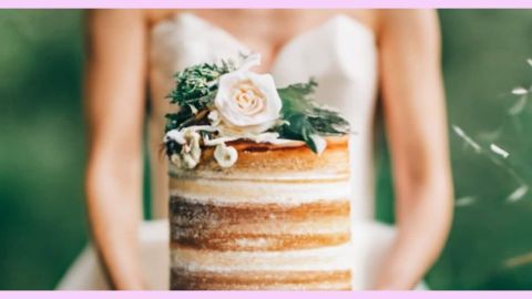 Un gâteau de mariage tenue par une mariée
