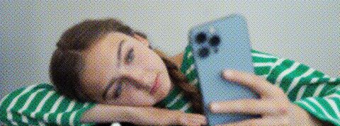Une jeune femme dépitée devant son smartphone
