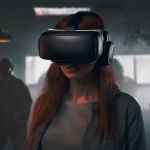 une femme portant un casque de réalité virtuelle entouré d'hommes menaçants.