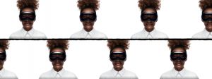 Une femme métisse avec le masque Apple Vision