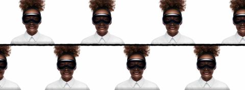 Une femme métisse avec le masque Apple Vision