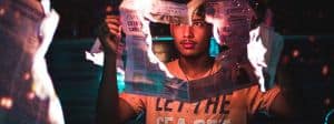 Un jeune homme tient un journal qui brûle