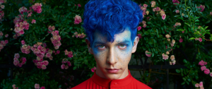 Un jeune homme aux cheveux bleus