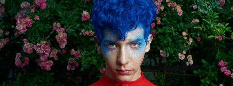 Un jeune homme aux cheveux bleus