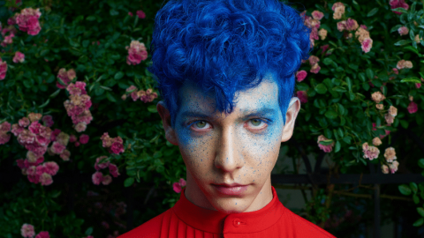 Un jeune homme aux cheveux bleus