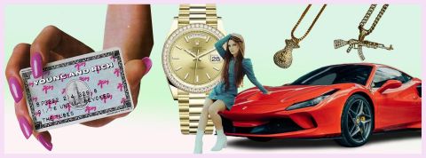 Une jeune femme assise sur une voiture rouge
