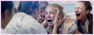 Une jeune femme crie à genoux