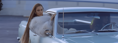 Beyoncé débarque en voitutre comme une reine