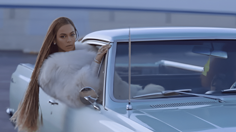 Beyoncé débarque en voitutre comme une reine