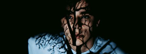 Visage avec l'ombre d'un arbre dessus
