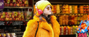 Une jeune fille en jaune dans les rues de New York
