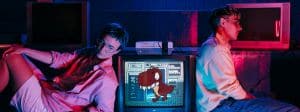 deux teenagers à côté d'une télé avec le Raptor
