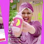 Une femme présent un produit sur le TikTokshop aux Usa