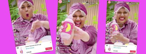 Une femme présent un produit sur le TikTokshop aux Usa