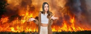 Jeune femme sceptique devant un incendie