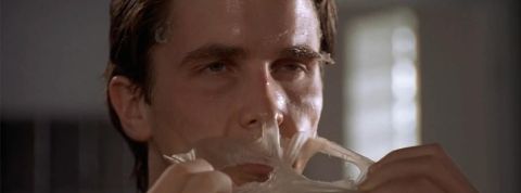 Christian Bale dans American Psycho enlève son masque de beauté