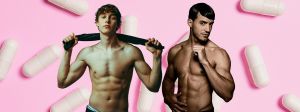Deux hommes musclés sur fond rose avec des pilules de compléments alimentaires