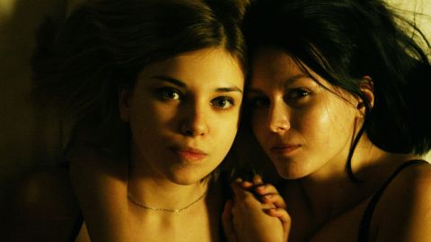 Deux jeunes amoureuses enlacées