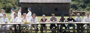 Une grande réunion de personnes discutant en plein air