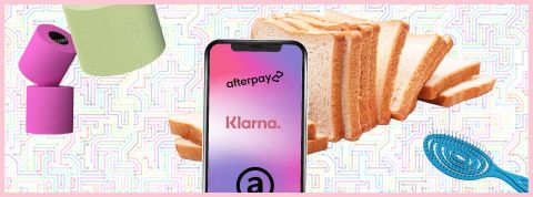 Acheter maintenant, payer plus tard : la nouvelle manière d'acheter PQ et pain de mie Un smartphone avec les logos des applis d'achat et du pain de mie, du papier toilette de couleur, une borsse à cheveux