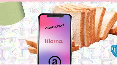 Un smartphone avec les logos des applis d'achat et du pain de mie, du papier toilette de couleur, une borsse à cheveux