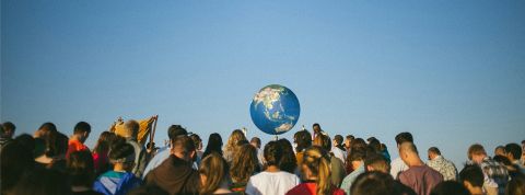 une foule de dos et une planète au fond