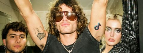 Deux jeunes hommes et une femme blondeambiance rock avec tatouage TikTok