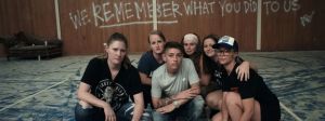 Une capture écran du docu-serie avec 6 anciens élèves