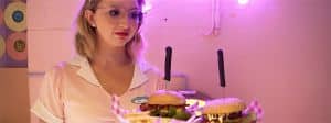 Une serveuse tenant une assiette