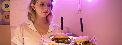 Une serveuse tenant une assiette